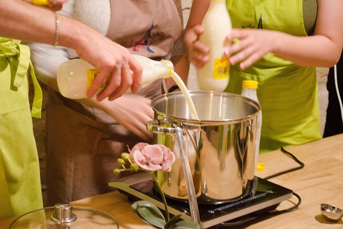 Paris Cheesemaking Workshop including Wine and Cheese Tasting with an Expert - The cheese-making session in the workshop kitchen