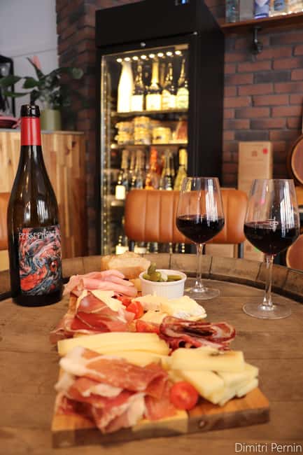 Paris: French wine tasting with cheeses and charcuterie - How the sommelier shapes the experience