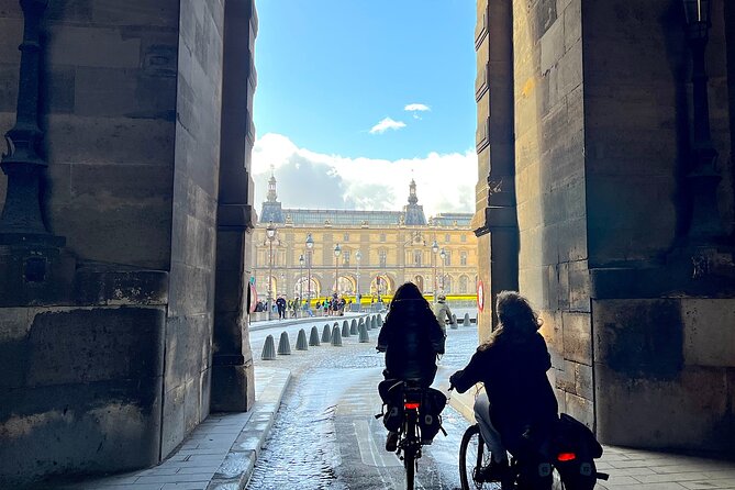 Paris : Private electric bike tour with wine and cheese tasting - Crossing the Seine toward old Paris