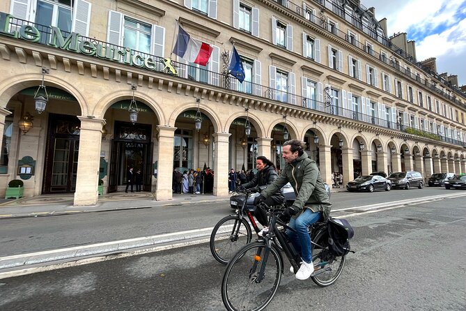Paris : Private electric bike tour with wine and cheese tasting - The Eiffel Tower and the grand riverfront