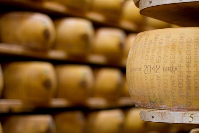 Parmigiano Reggiano & Aceto Balsamico tour with lunch - First stop: seeing Parmigiano Reggiano made at the dairy