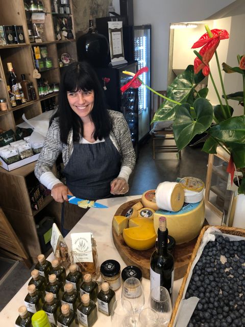 Porto: Cheese and Port Wine Tasting in a Unique Place - The local explanation and language choice