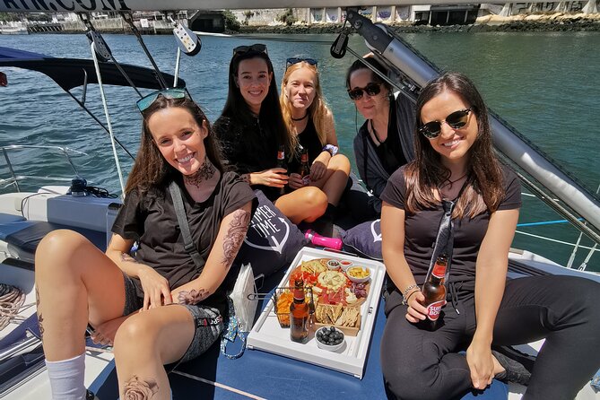 Porto: Wine and cheese tasting on a sailboat on the Douro River - What the crew adds to the trip