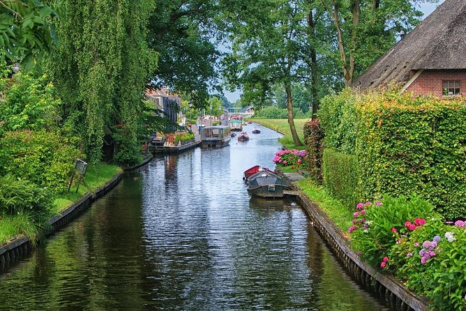 Private tour to Giethoorn, the Windmills, Cheese from Amsterdam - A canal cruise under the linden trees