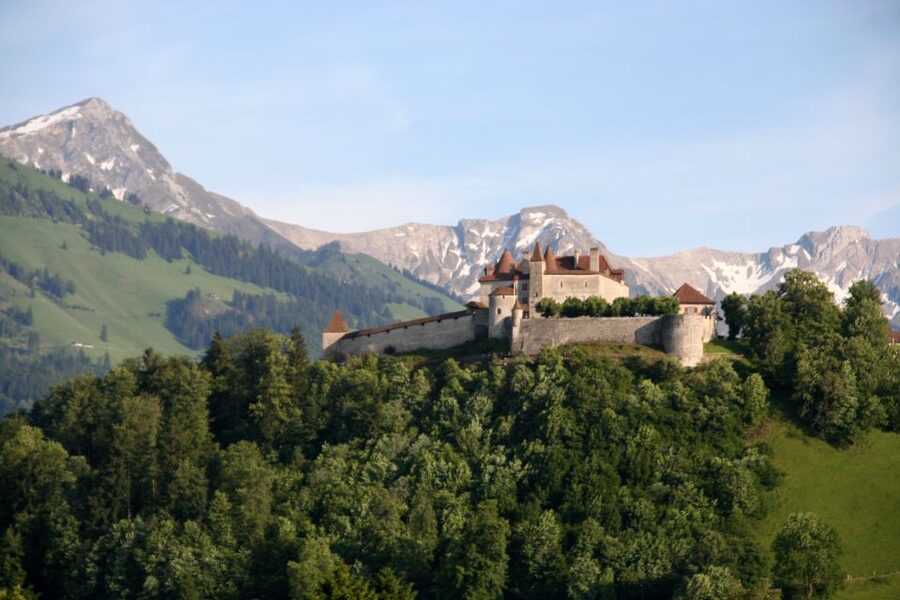 Private Tour to Gruyeres with Cheese and Chocolate Factory - Gruyère cheese and the art of fondue