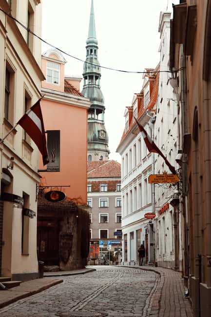 Riga: Old Town Tour with Latvian Wine and Cheese Tasting - Traditional cheeses with seasonal variety