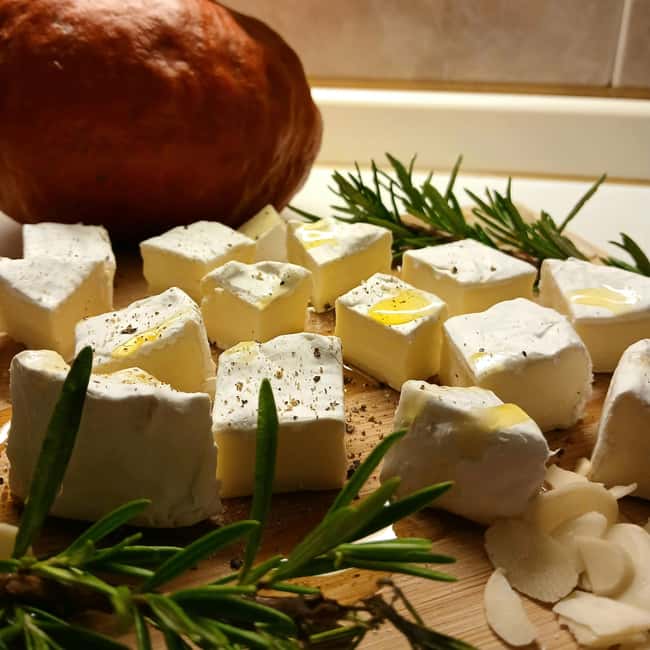 Riga: Old Town Tour with Latvian Wine and Cheese Tasting - The cozy tasting setting and the rhythm of the afternoon