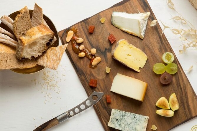 Santiago de Compostela: Cheese and Wine Tasting Experience - Three wines, three cheeses, and the order of tasting