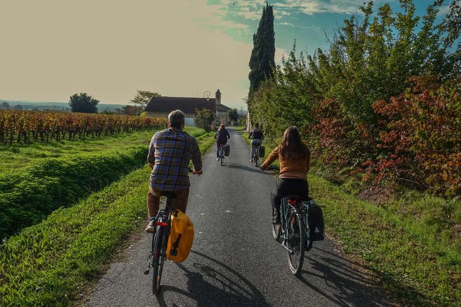 St. Emilion: Half Day E-Bike & Wine Tour with Wine & Cheese - Starting at 9 bis Rue du Marché