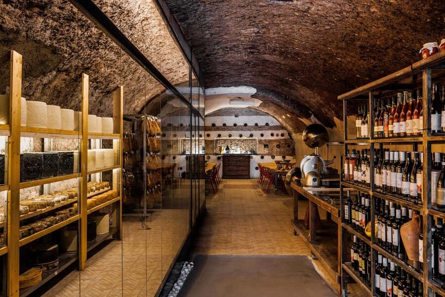 Testaccio: Exclusive tasting of PDO wines, cheeses, and cured meats from Lazio - Finding the cave in Testaccio