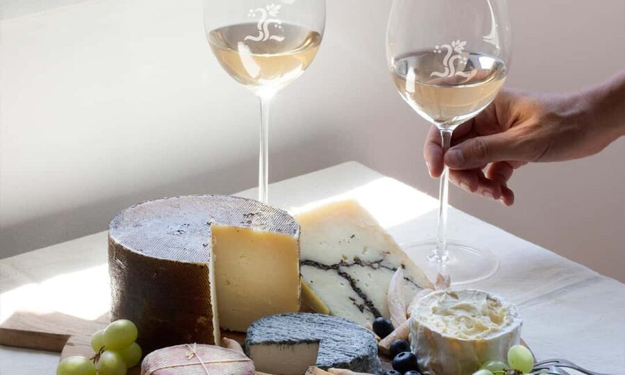 Torrevieja: Wine and Cheese Tasting at Torre del Moro - What the first tasting portion is like