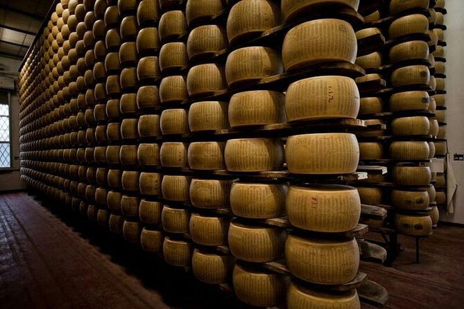 Tour Parmigiano Reggiano dairy and Parma ham - From fresh milk to aged wheels