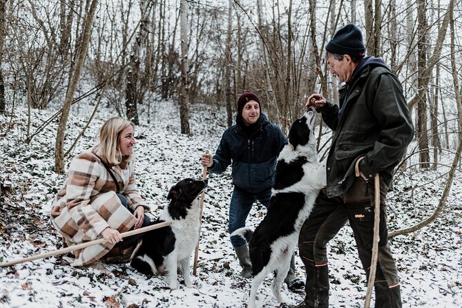 Truffle Hunting and Cheese, Truffle & Wine Tasting near Alba - In the woods with Elio and the dogs