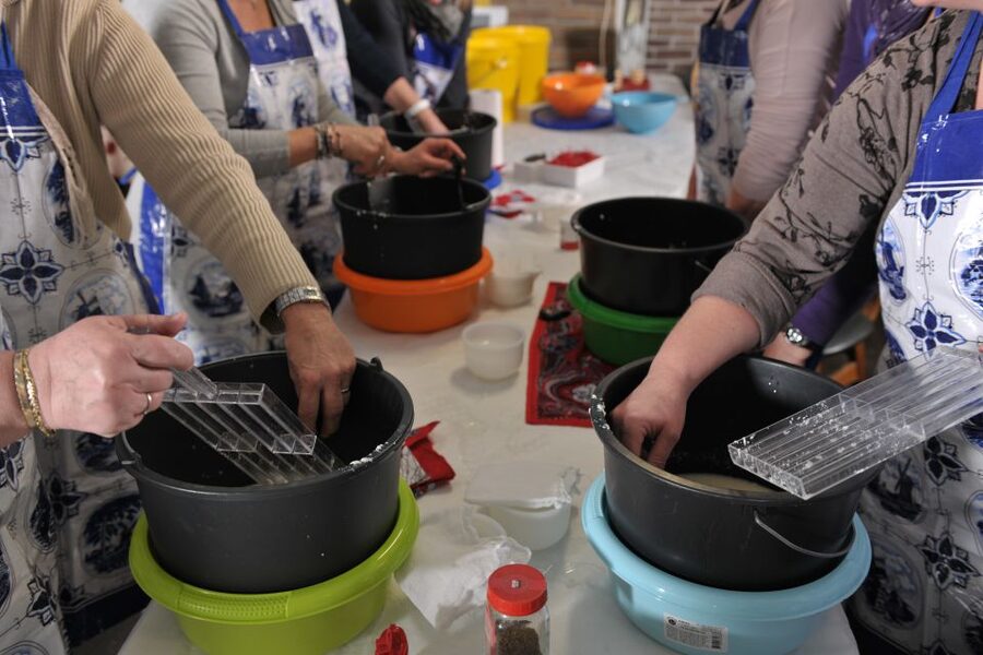 Volendam: 2.5-Hour Cheesemaking Workshop & Clog Making Tour - Key points to know before booking