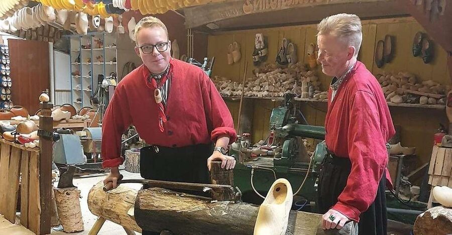 Volendam: 2-Hour Clogmaking Workshop and Cheese Tour - Small details that improve the visit