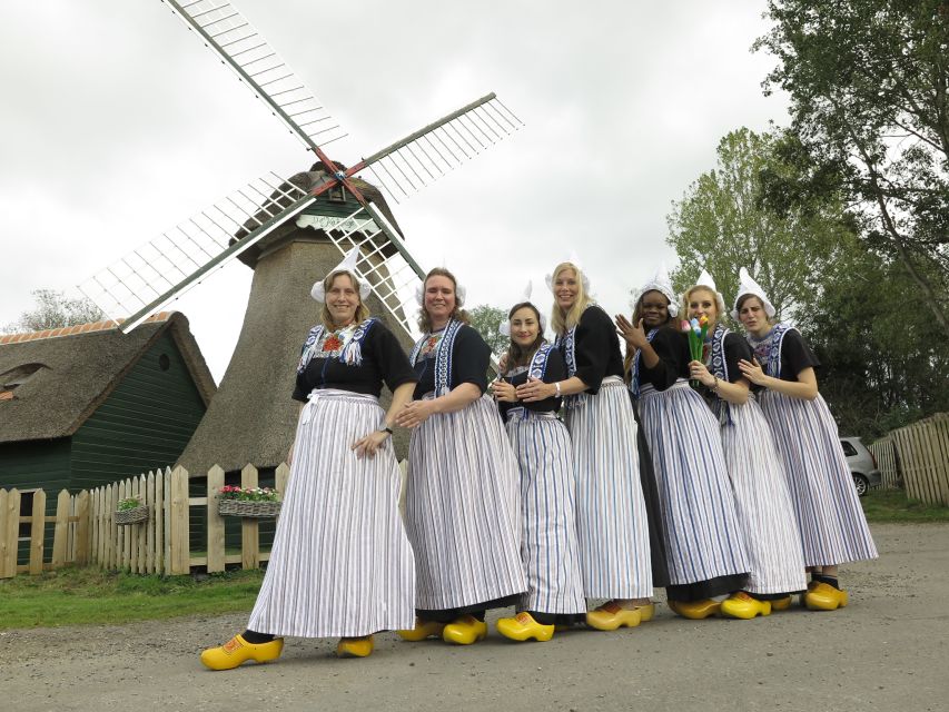 Volendam: Traditional Costume Photo with Cheese & Clog Tour - Thirty minutes to taste and shop