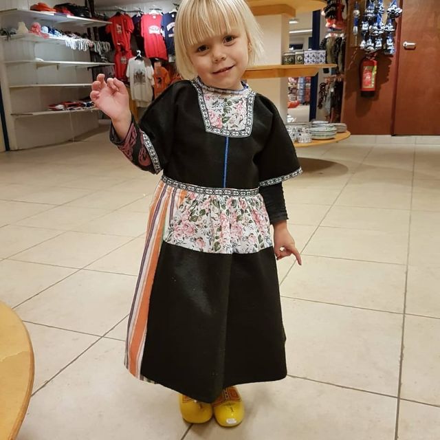 Volendam: Traditional Costume Photo with Cheese & Clog Tour - Getting there from Amsterdam