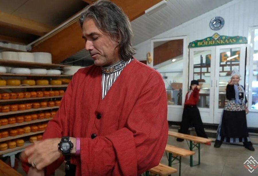 Volendam: Traditional Costume Photo with Cheese & Clog Tour - Who will enjoy it most