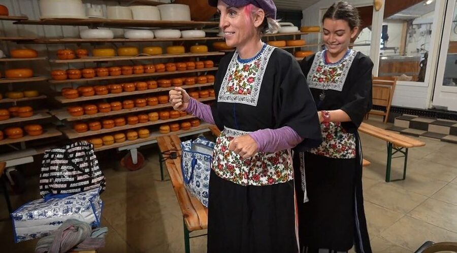 Volendam: Traditional Costume Photo with Cheese & Clog Tour - Dressing up in traditional Volendam clothing