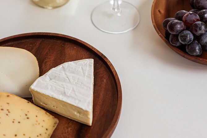 Wine & Cheese in Montmartre: A True Taste of France 6-ppl Max - Bateau-Lavoir and Montmartre’s artists