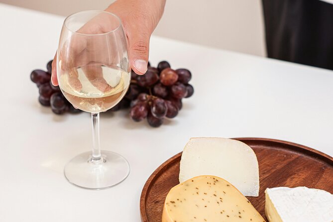 Wine & Cheese in Montmartre: A True Taste of France 6-ppl Max - Place du Tertre and working artists
