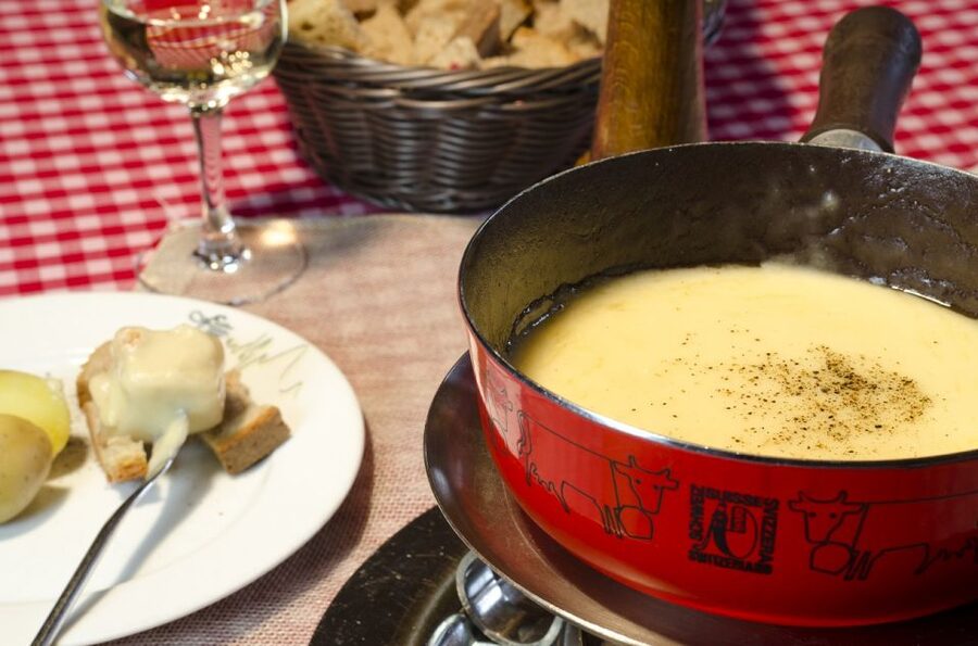 Zurich: Sunset Tour with Cheese Fondue - Why this Zurich evening tour works